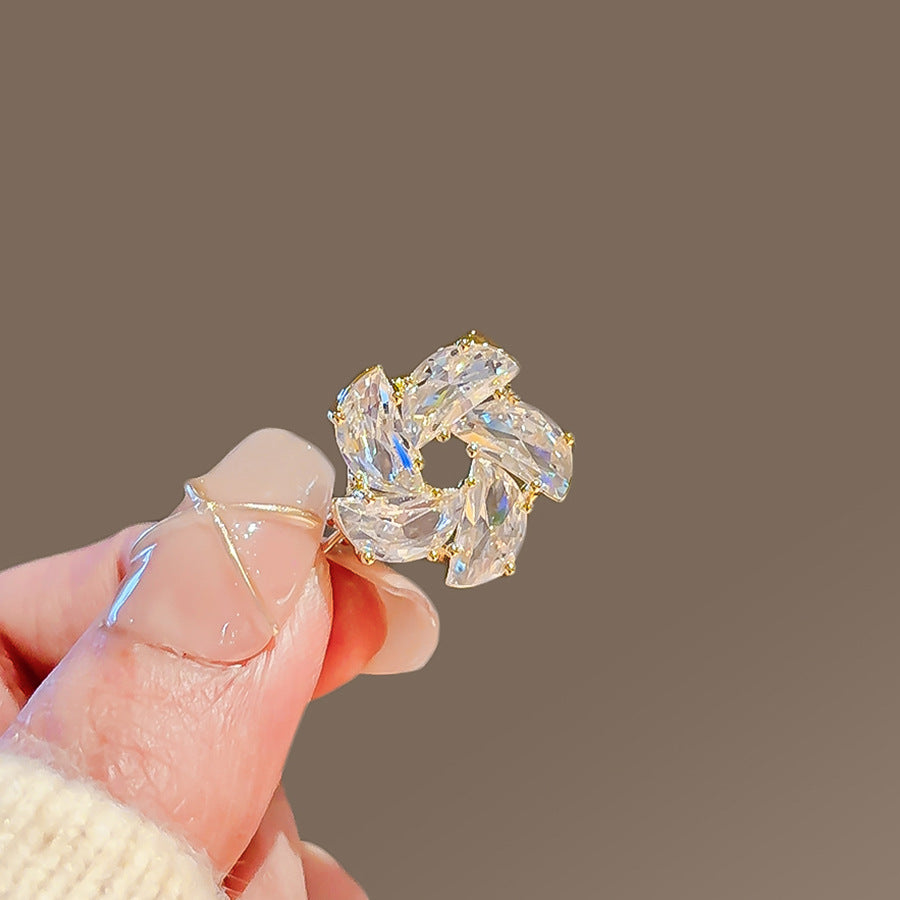 Elegant Anti-slip Brooch Pin – Minimalist Luxury Chest Clip For Women, Discreet Wardrobe Security Pin, Small Chic Decorative Brooch To Prevent Gaping, Premium Quality & Unique Design - Image 39